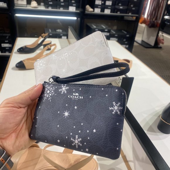 CORNER ZIP WRISTLET IN SIGNATURE CANVAS C1862 - Picture 5 of 5